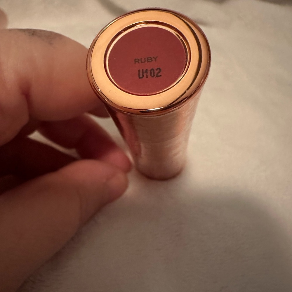 Revolution Satin Kiss‎ Lipstick Ruby Red - Picture 7 of 9